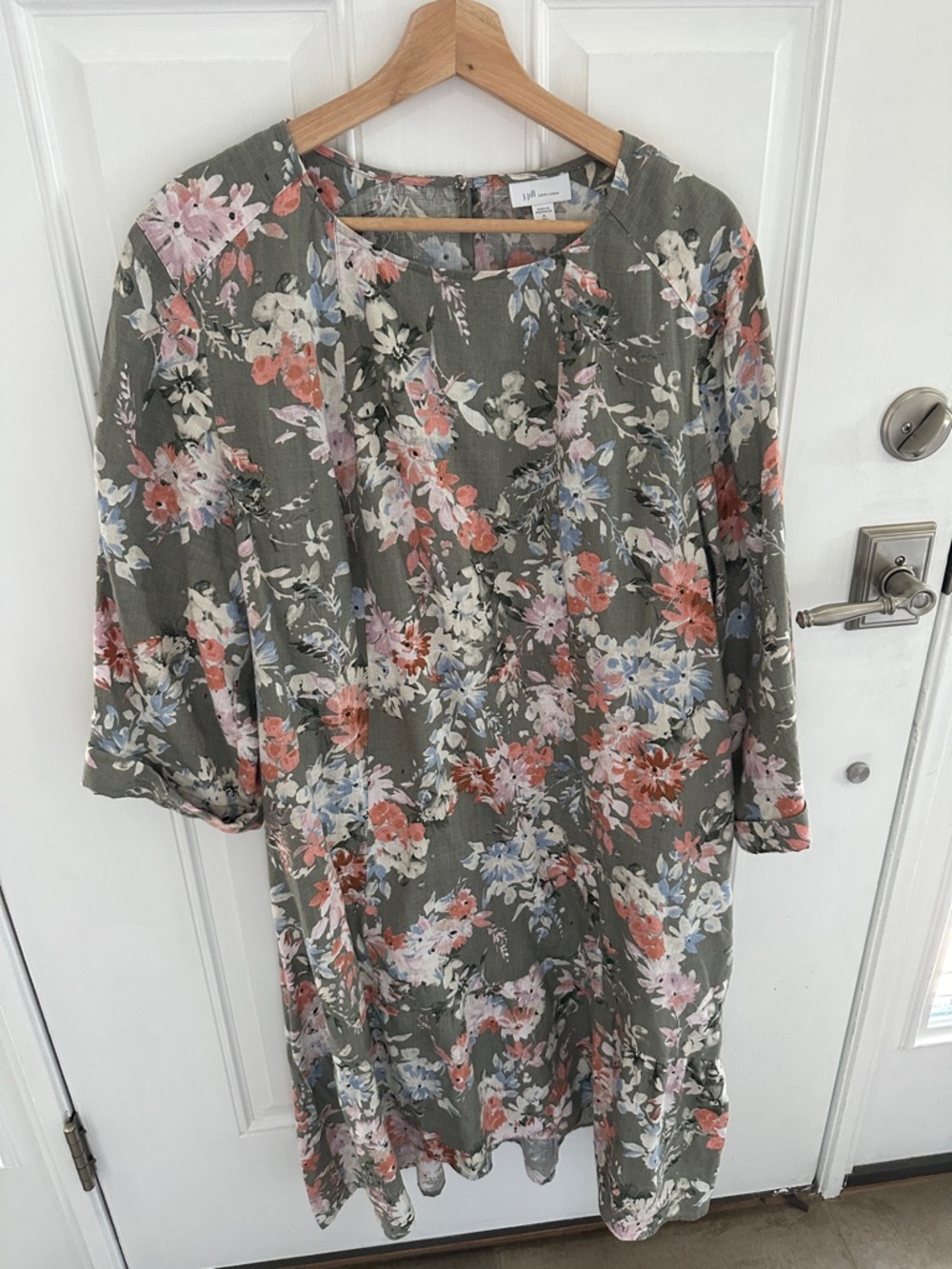 J. Jill Olive Floral Midi Dress w multi color Blooms. Wide bottom subtle ruffle